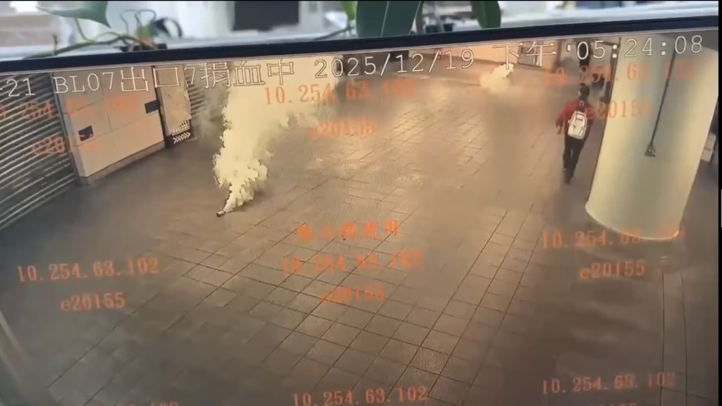 疑犯接連往不同方向投擲煙霧彈。 中時