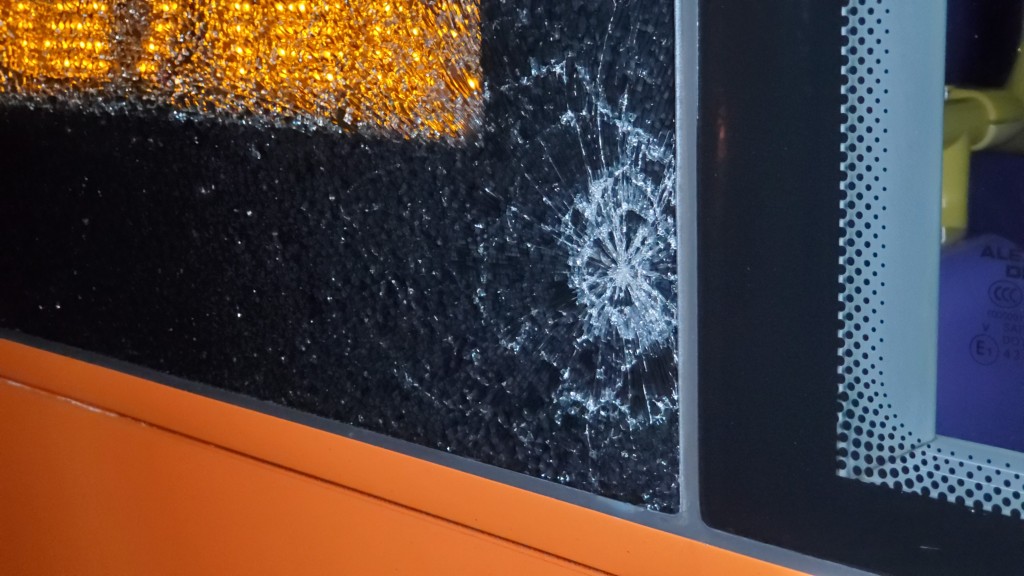 左邊一塊玻璃遭人用硬物擊碎。