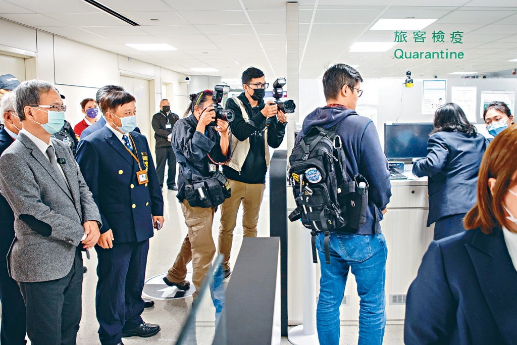 台灣在4處國際機場為有類似流感症狀的中港澳入境旅客，作自願性質的採檢。