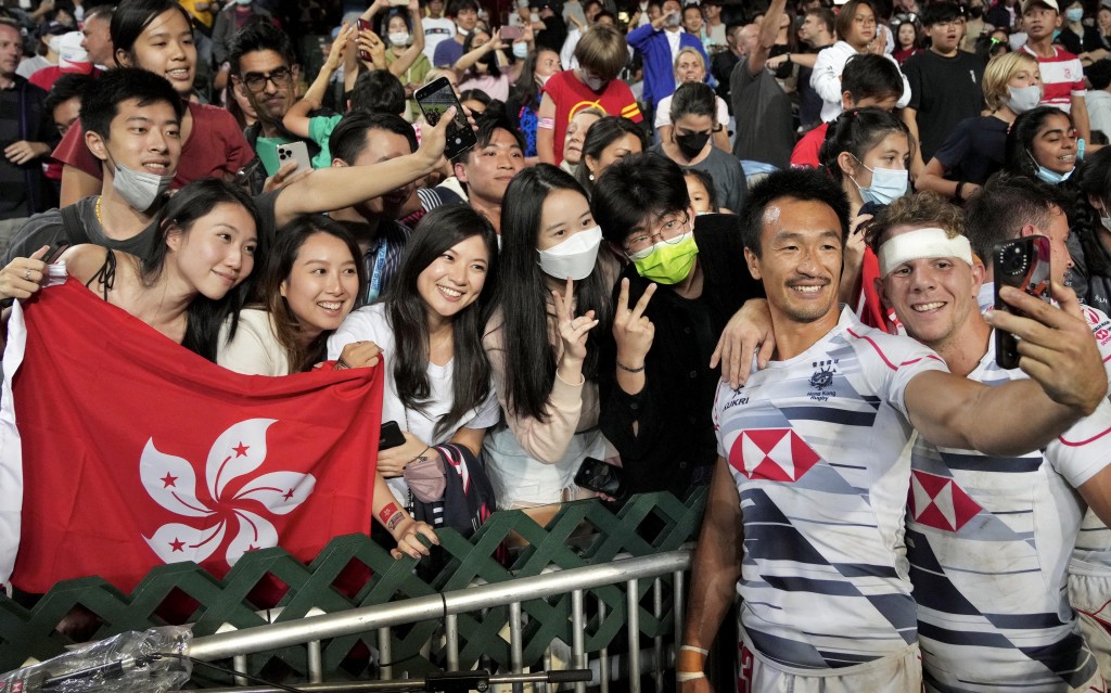 姚锦成（前排左）赛后被大量球迷要求合照。苏正谦摄