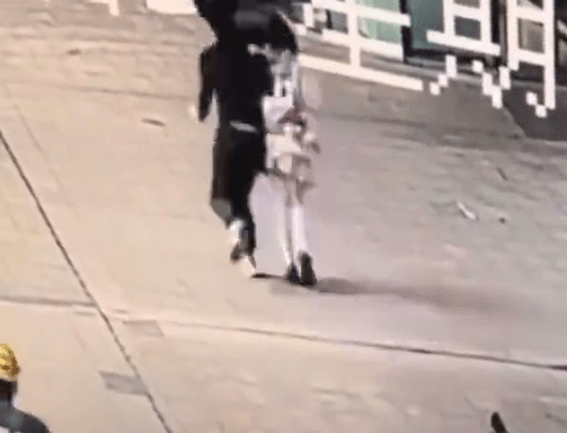 江西15岁少年从后狂奔撞飞女途人。