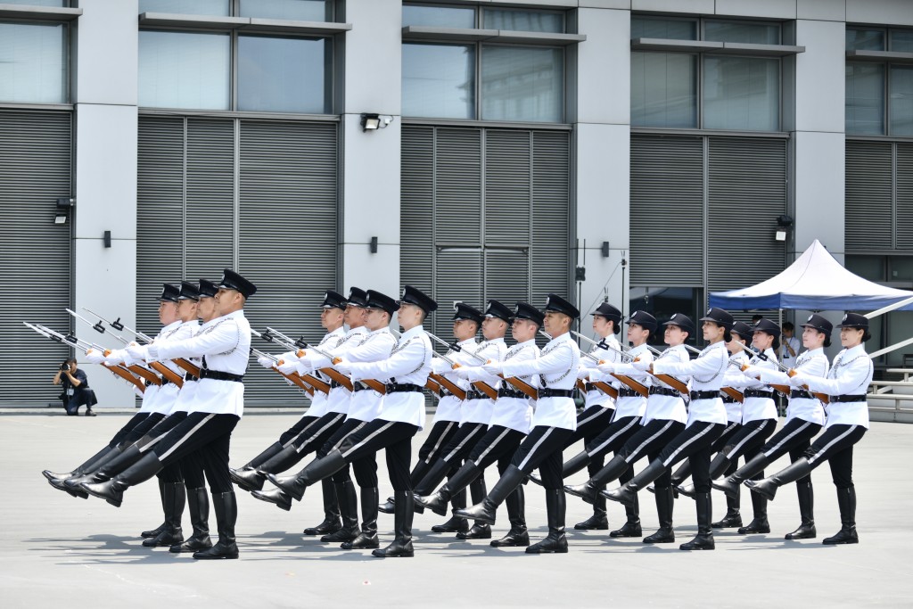 入境處護旗方隊以中式步操進場，升國旗、奏國歌。盧江球攝