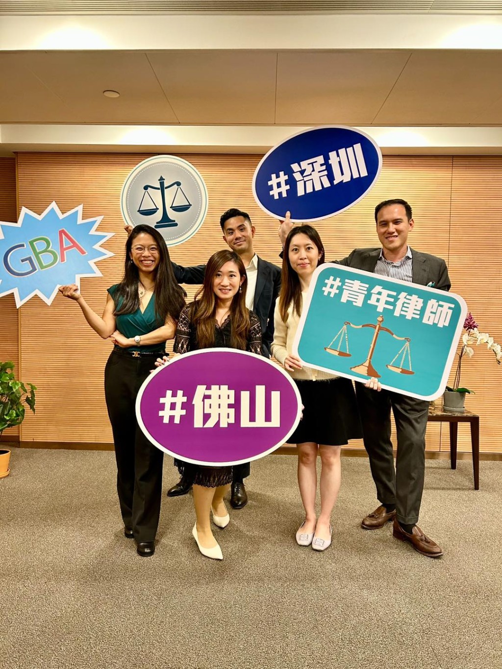 律師會的青年律師及法學院學生參與考察團。香港律師會facebook圖片
