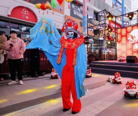 機械人變臉表演亮相杭州文三數字生活街區。 中新社