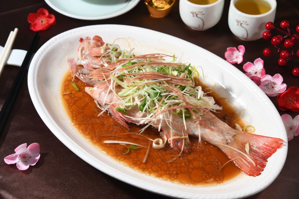 游龍海紅東星——活口生劏的原條東星斑，以大火蒸至剛好熟，魚肉鮮甜富彈性。