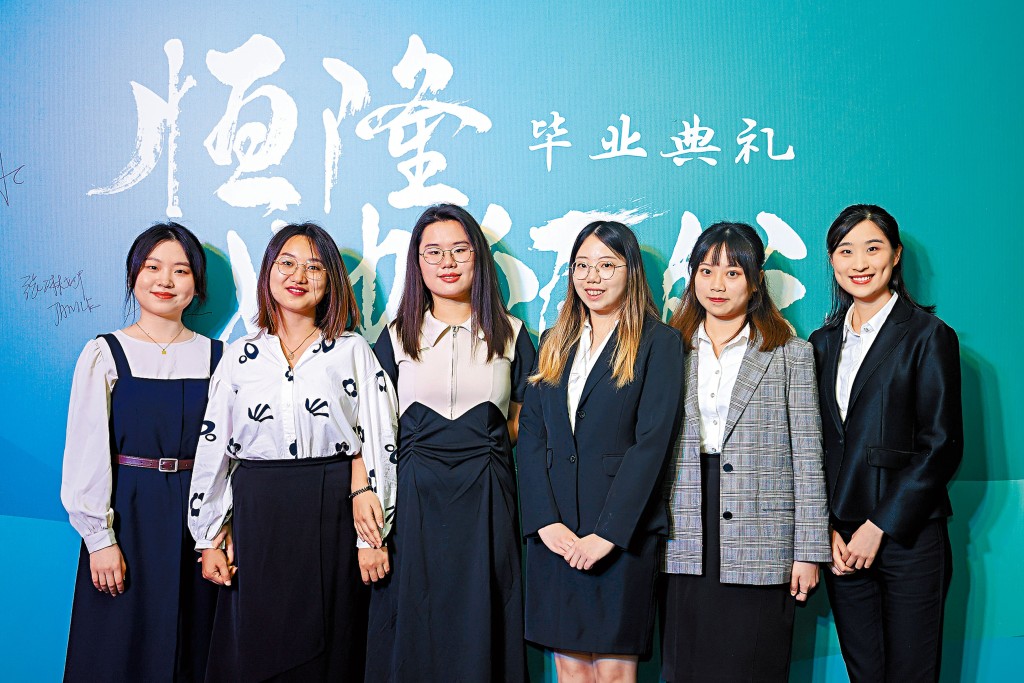 幾位香港及內地的優秀學員日前在上海舉行的恒隆「她領航」計劃內地畢業禮上，互相見面和交流。