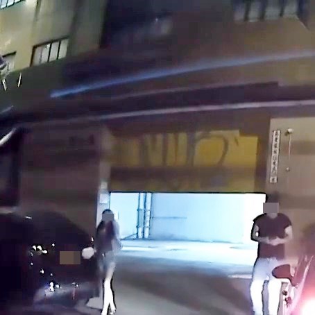 有好心地的網民則苦口婆心苦勸長髮女: •條女唔知會唔會睇到呢條片同留言,跟返 個正常人,有實力嘅人唔會咁様,廢柴先會 暴躁,有料嘅人日日公司自動搵緊錢,書都 讀得少經已,搞到自己夜嘛嘛連覺都冇得瞓 ,喺咪白痴,有實力嘅講嘢好斯文客氣低調 ,精力主要搵錢......。fb「車cam L(香港群組)」截圖 有好心地的網民則苦口婆心苦勸長髮女: •條女唔知會唔會睇到呢條片同留言,跟返 個正常人,有實力嘅人唔會咁様,廢柴先會 暴躁,有料嘅人日日公司自動搵緊錢,書都 讀得少經已,搞到自己夜嘛嘛連覺都冇得瞓 ,喺咪白痴,有實力嘅講嘢好斯文客氣低調 ,精力主要搵錢......。fb「車cam L(香港群組)」截圖