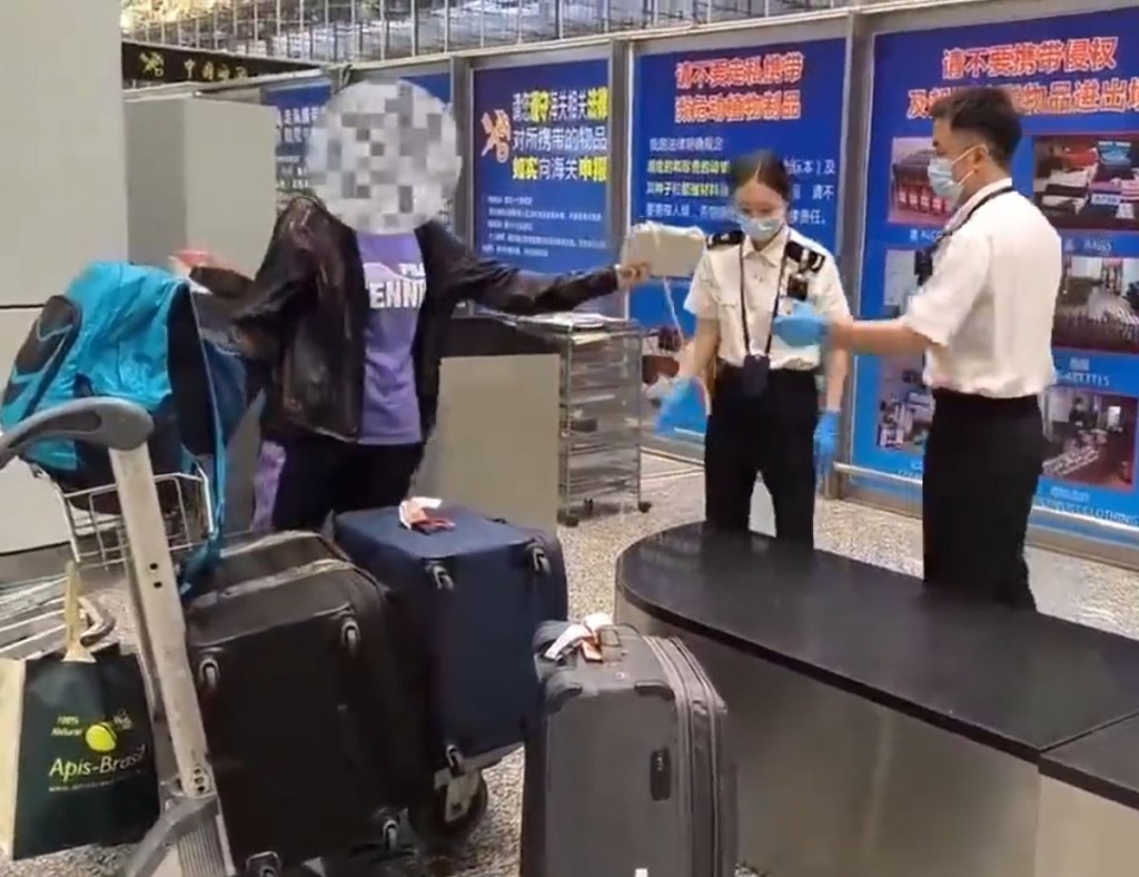 广州海关截获2名入境旅客，企图以「手袋链」走私黄金入境。