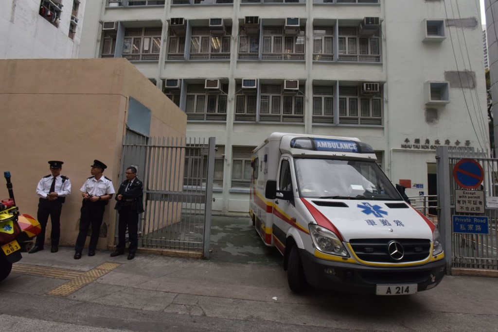 救护员到场。杨伟亨摄