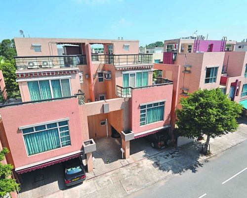 加州豪園雙號屋1592萬沽。