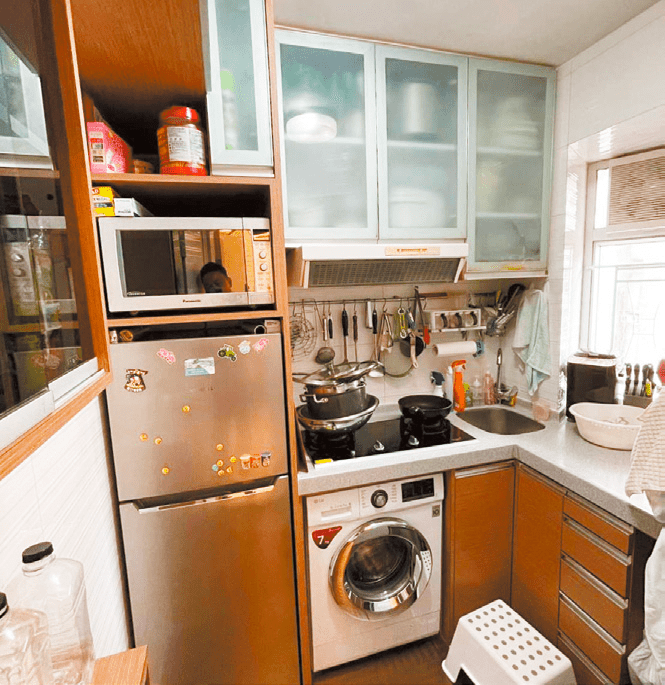 廚房有多組廚櫃，方便把物品分門別類。