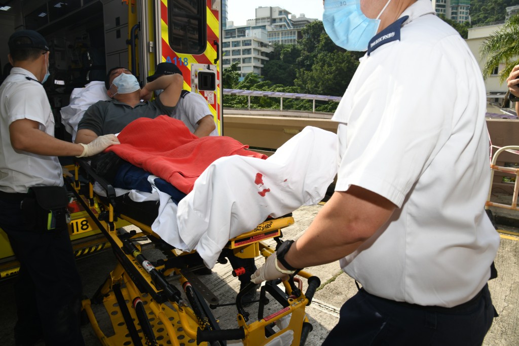 受傷工人由救護車送院。蔡楚輝攝