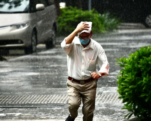 天文台料明日日間驟雨逐漸減少。