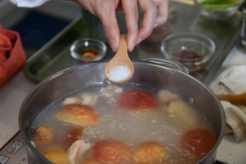 Step 8: 以鹽調味，即成。Season with salt and serve.