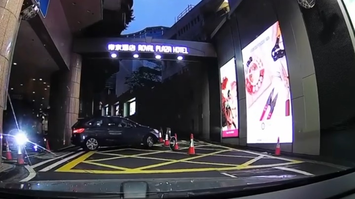 一輛私家車日前轉錯方向被困路口,引發熱議。網上影片截圖