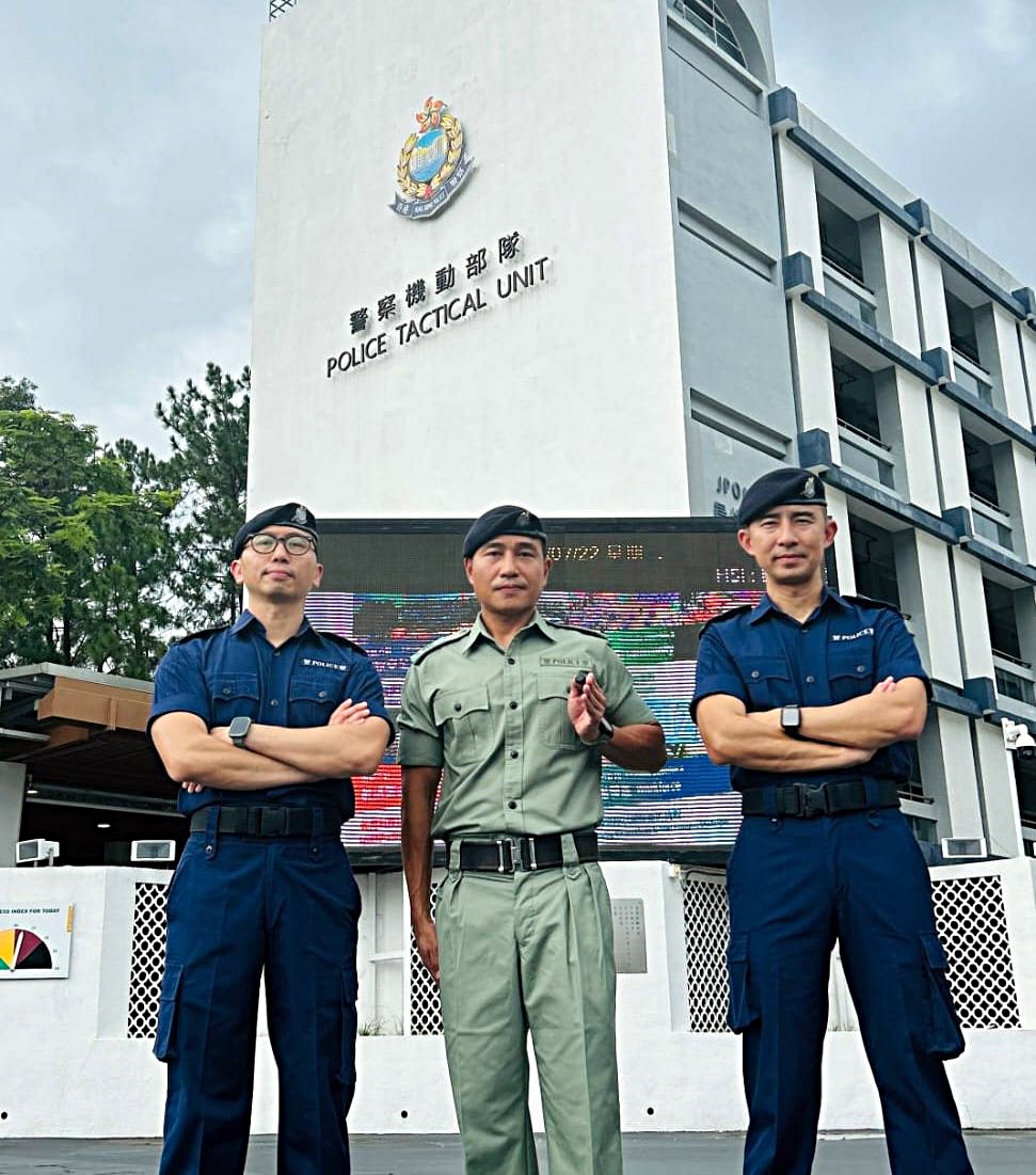 警長陳浩賢、張嘉豪和朱俊龍(左至右)向加入警察機動部隊的警務人員提供防暴、反罪惡巡邏等演練,並積極透過發展智慧警政提升訓練及執勤效率。 林思明攝 警長陳浩賢、張嘉豪和朱俊龍(左至右)向加入警察機動部隊的警務人員提供防暴、反罪惡巡邏等演練,並積極透過發展智慧警政提升訓練及執勤效率。 林思明攝