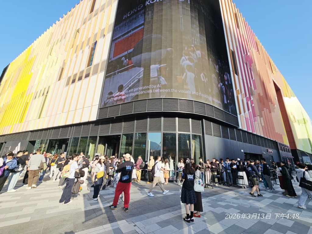 啟德零售館多間餐廳人流較平日增加兩至三倍,晚市時段不少餐廳在演出開始前已大排長龍。 啟德零售館多間餐廳人流較平日增加兩至三倍,晚市時段不少餐廳在演出開始前已大排長龍。