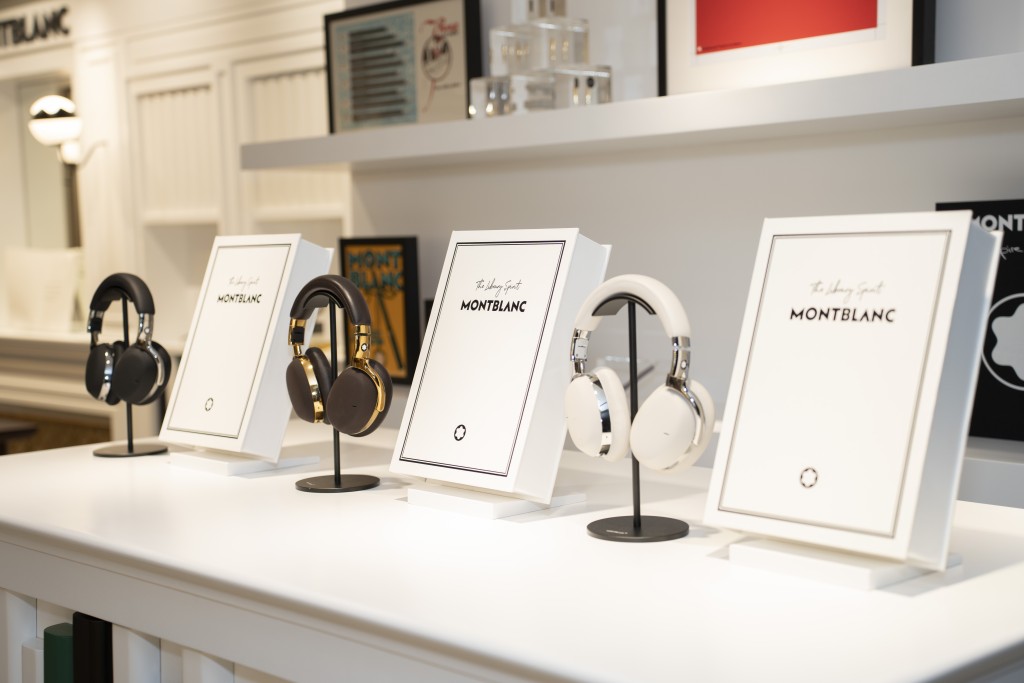 期間限家店內特設Montblanc MB01耳筒機試聽區。