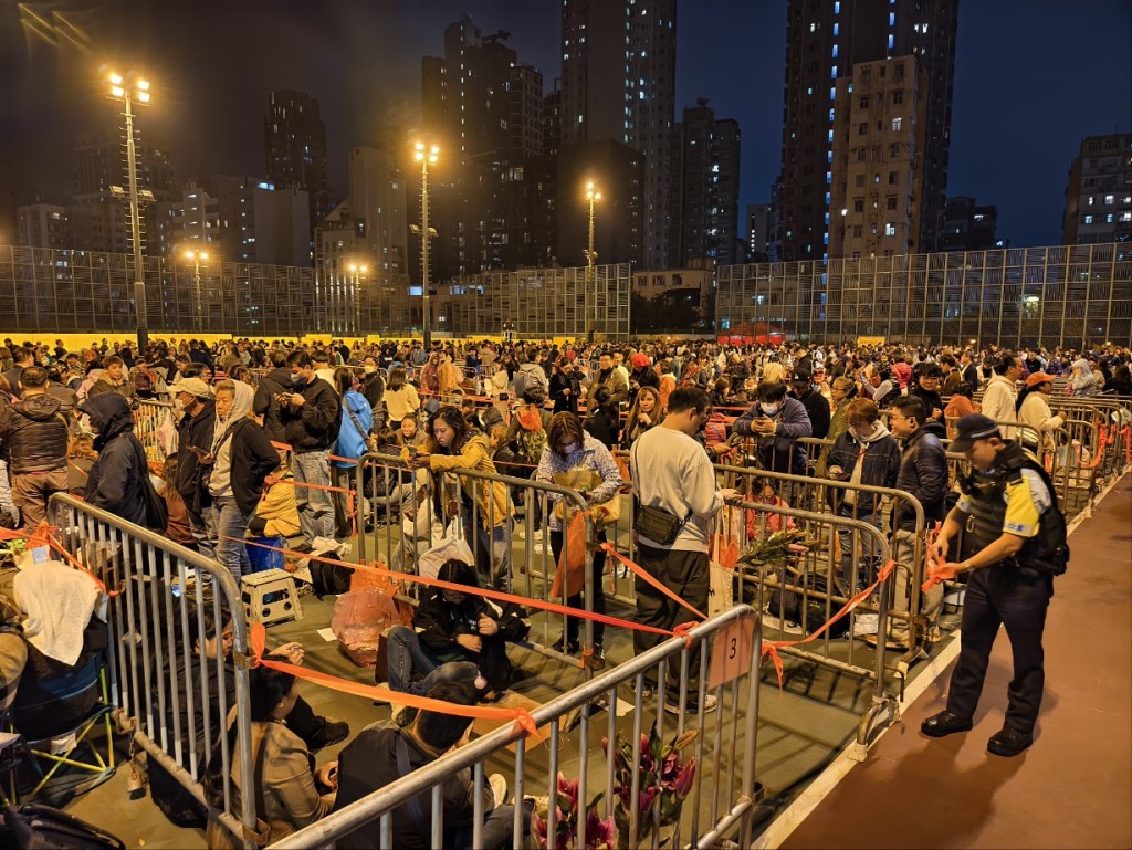 红磡观音庙外过百善信在佛光街游乐场排队，等候入庙参拜祈福借库。资料图片