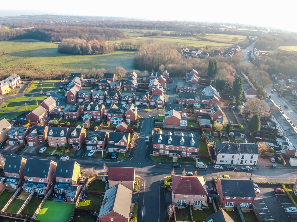 英國財相李韻晴（Rachel Reeves）去年下半年宣布，對價值超過200萬英鎊（約2,093萬港元）的物業徵收年度「高價值市政稅附加費」（High Value Council Tax Surcharge）。