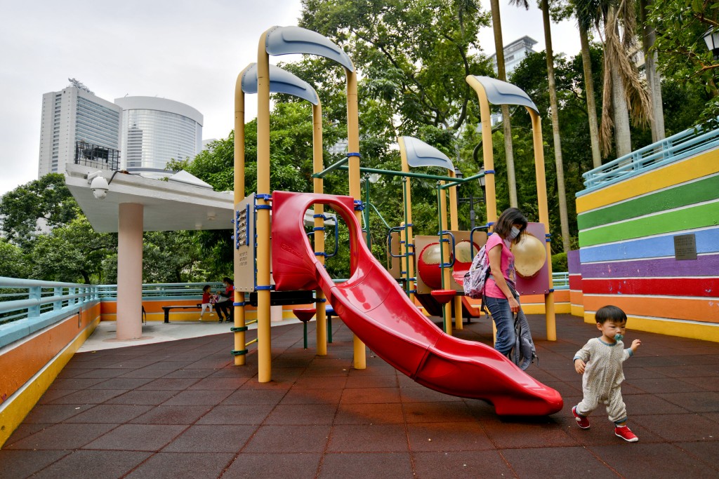 根據施政報告計劃，未來幾年將改造及更新170多個遊樂場。
