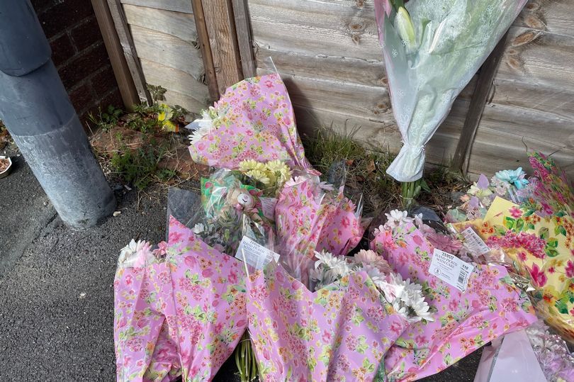 家属和邻居在案发现场放下花束悼念李维斯。