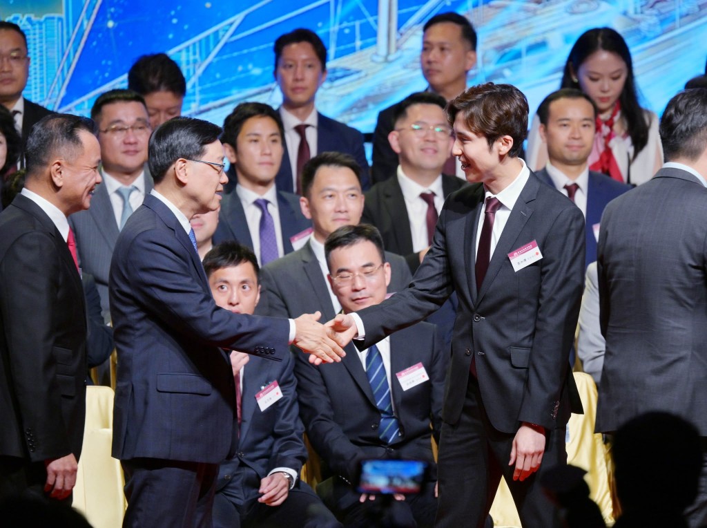 行政長官李家超與政青創會會長蔡加讚握手。 行政長官李家超與政青創會會長蔡加讚握手。