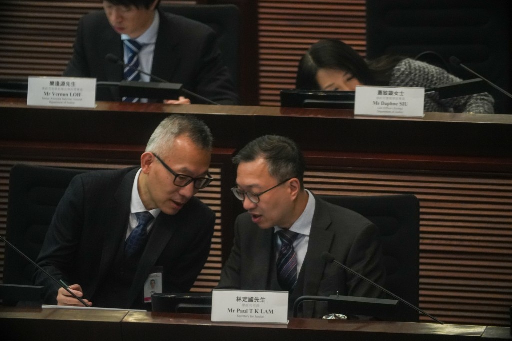 律政司司长林定国（右）、法律政策专员梅基发（右）。吴艳玲摄