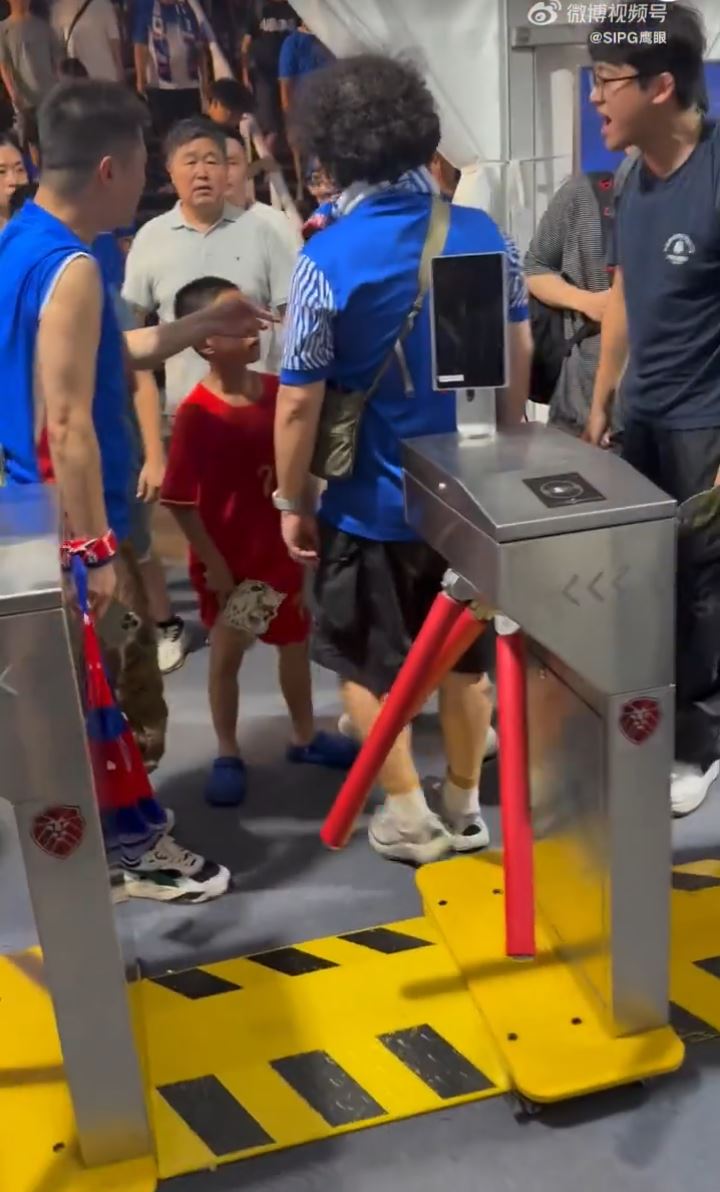 3名上海申花球迷在愛隊輸波後，指罵著錯波衫父子引起軒然大波。
