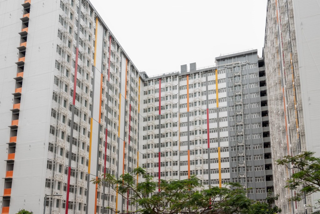 首個位於市區的牛頭角彩興路「簡約公屋」項目已於2025年6月30日開始分階段入伙。