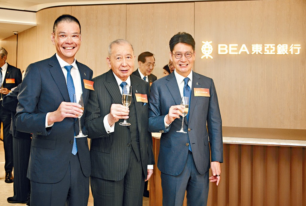 東亞於海港城新設顯卓理財中心，昨日正式開幕。