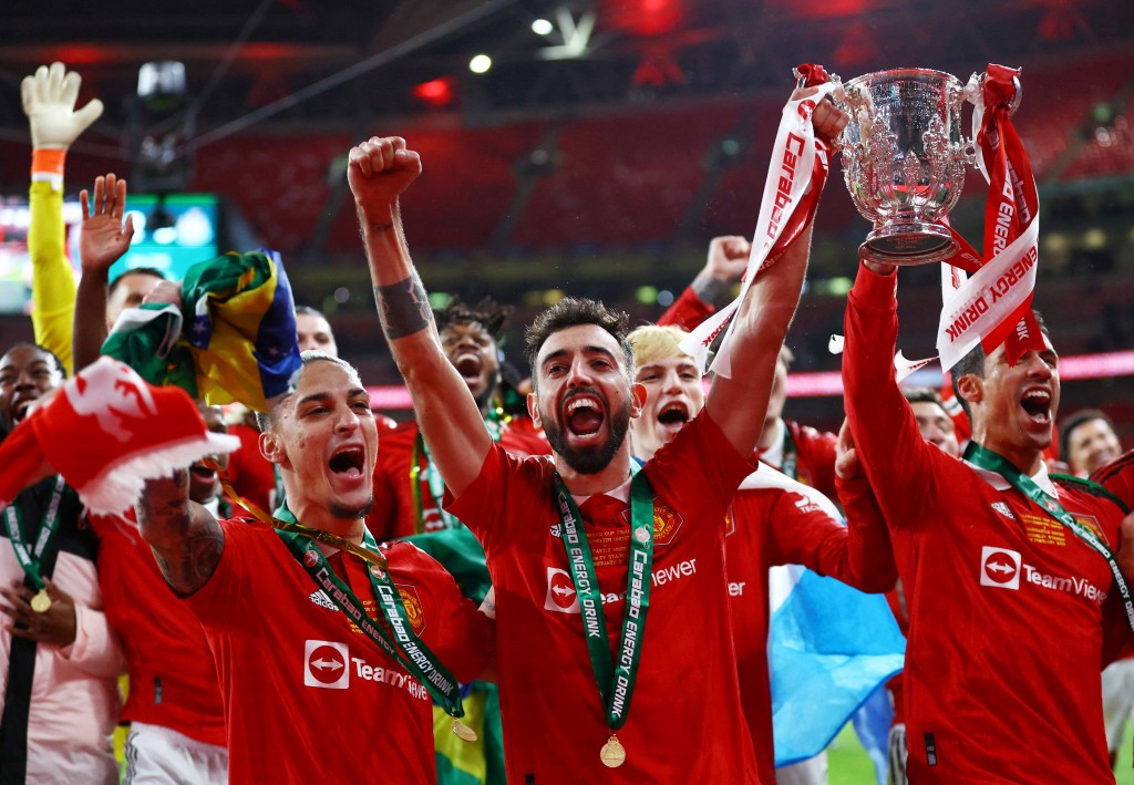与C朗属于葡萄牙国家队队友的般奴费南迪斯(中)，高举联赛杯锦标。Reuters
