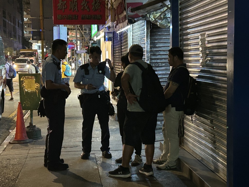 事主的朋友協助警方調查。曾志恒攝 事主的朋友協助警方調查。曾志恒攝