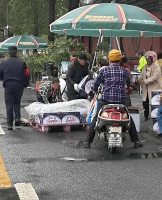 成都市民哄搶馬拉松物資。小紅書@跑馬去旅行 成都市民哄搶馬拉松物資。小紅書@跑馬去旅行