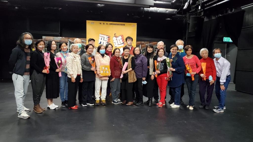 Brenda與「長・智・戲」第一屆學員出席畢業禮。