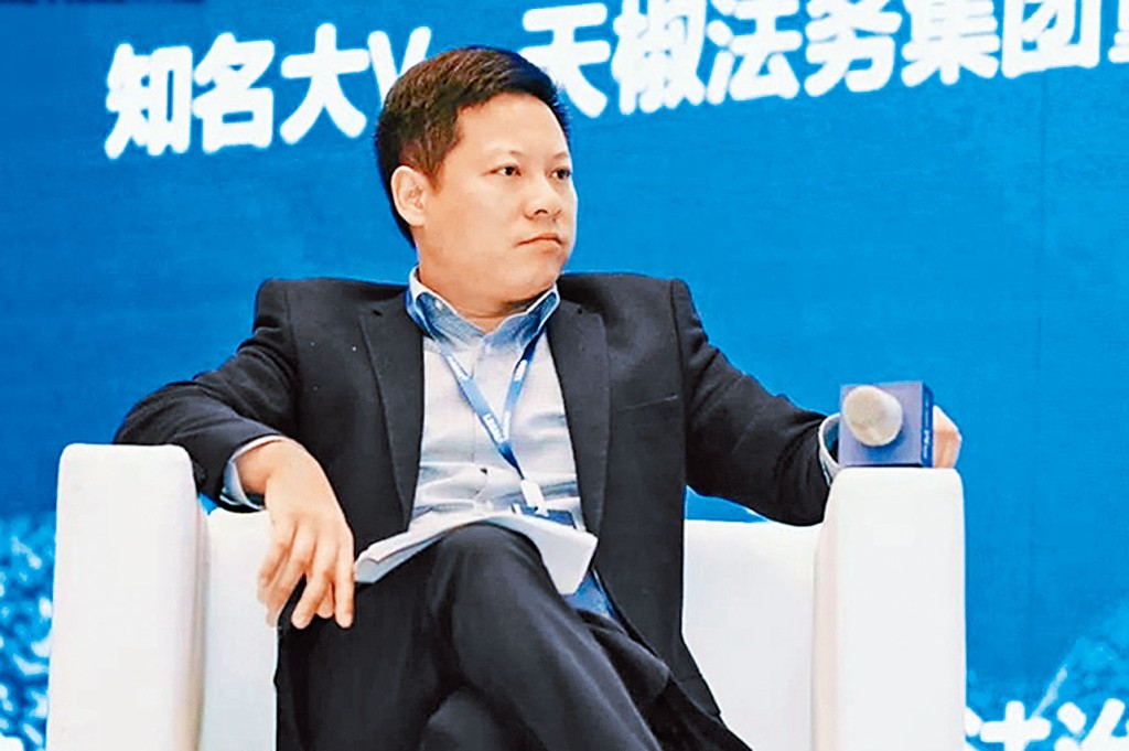 前雜誌副主編羅昌平。