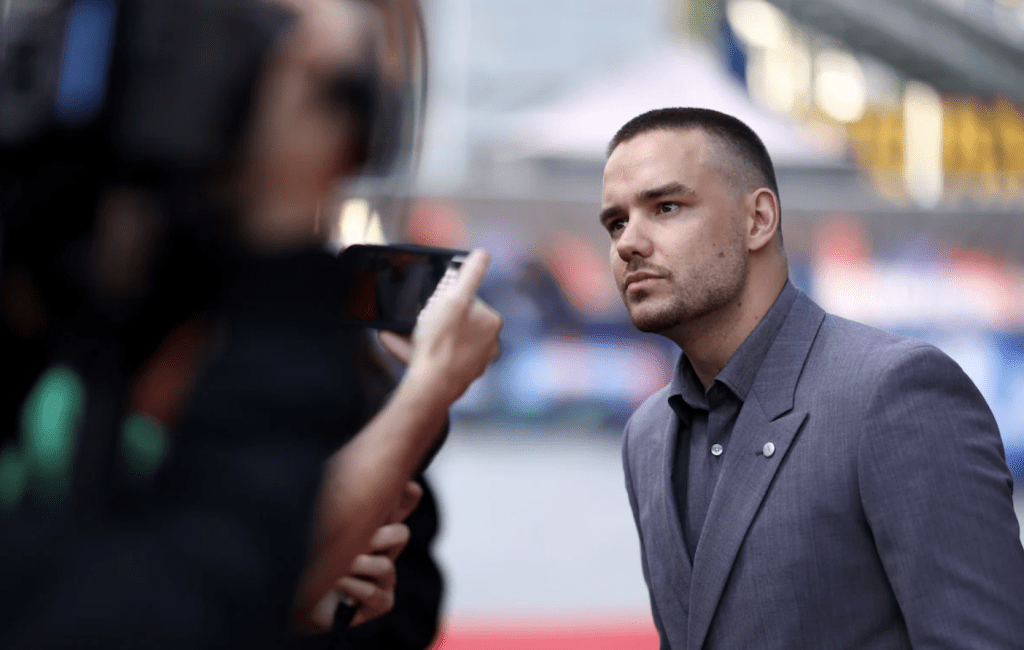 Liam Payne堕楼身亡，震惊国际乐坛。路透社