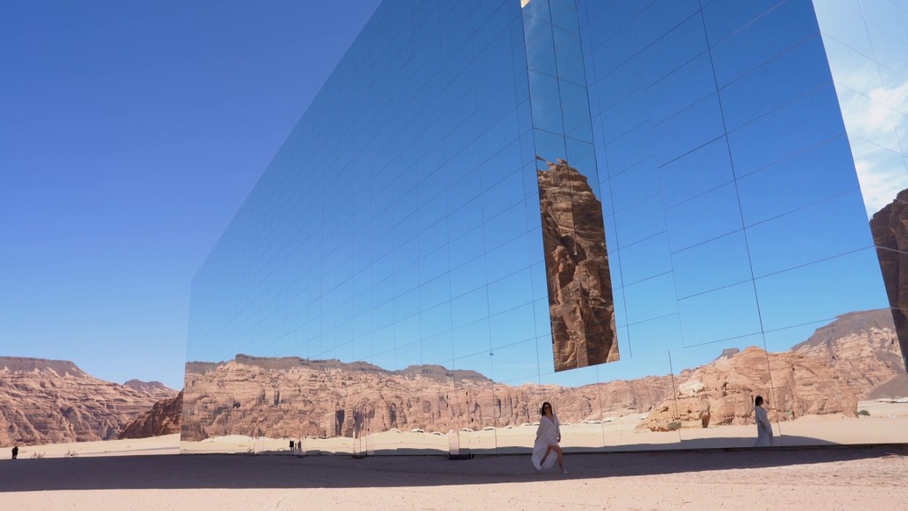 全球最大镜面建筑 Maraya，仲要喺沙漠里面。