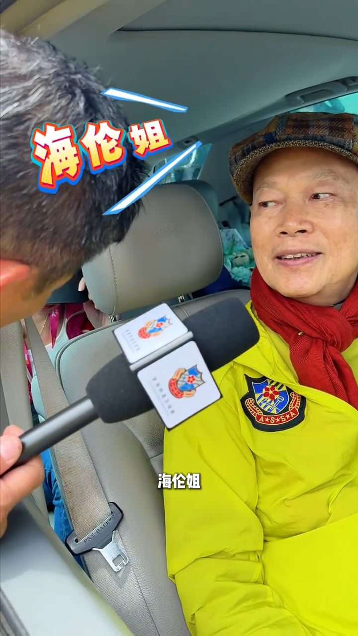 黃日華探頭入車廂,驚喜發現後座的「靚女」原來是資深藝人馬海倫。 黃日華探頭入車廂,驚喜發現後座的「靚女」原來是資深藝人馬海倫。