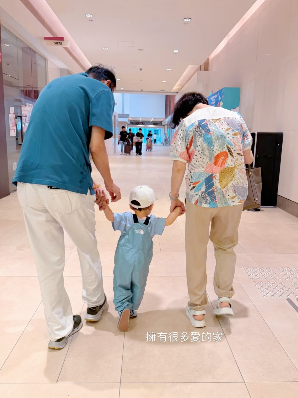 長輩們帶「蕭哈哈」外出,畫面充滿治癒感。 長輩們帶「蕭哈哈」外出,畫面充滿治癒感。