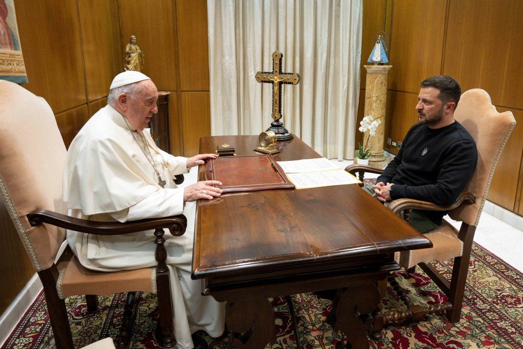 烏克蘭總統澤連斯基（右）13日前往意大利訪問，期間並前往梵蒂岡羅馬教廷拜會教宗方濟各（左）。路透