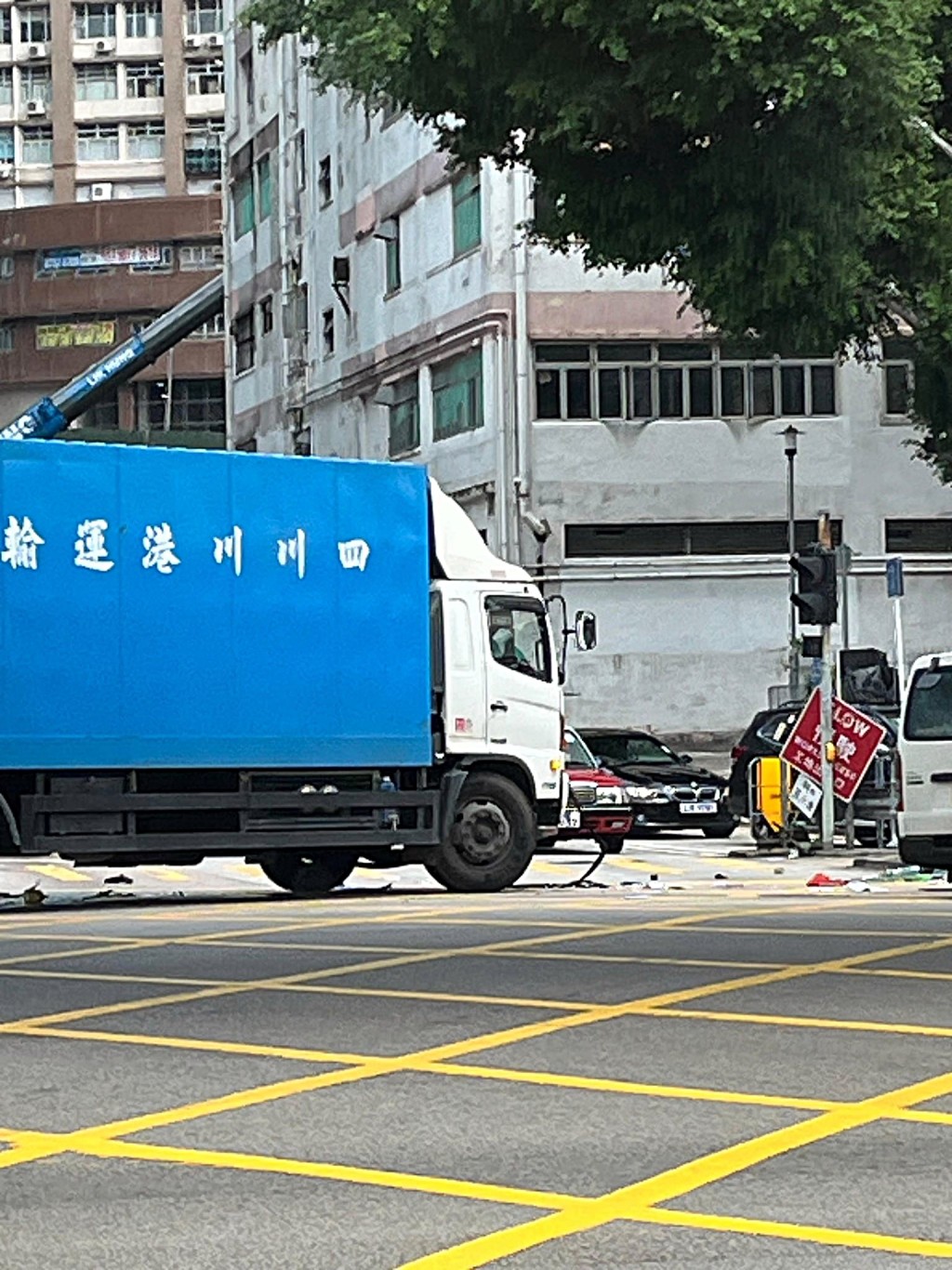貨車雜物飛出。fb:馬路的事 (即時交通資訊台) 貨車雜物飛出。fb:馬路的事 (即時交通資訊台)