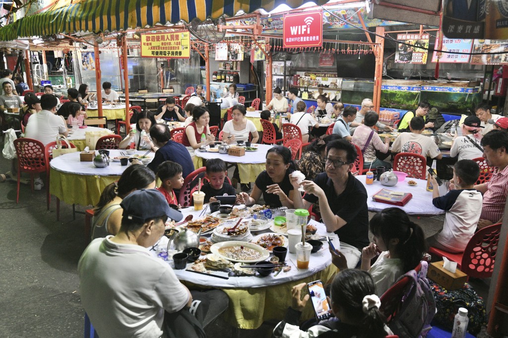 市民在長洲享用晚餐。陳浩元攝 市民在長洲享用晚餐。陳浩元攝