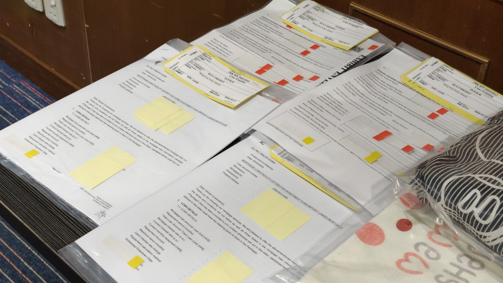 警方檢獲大批文件。黃文威攝 警方檢獲大批文件。黃文威攝