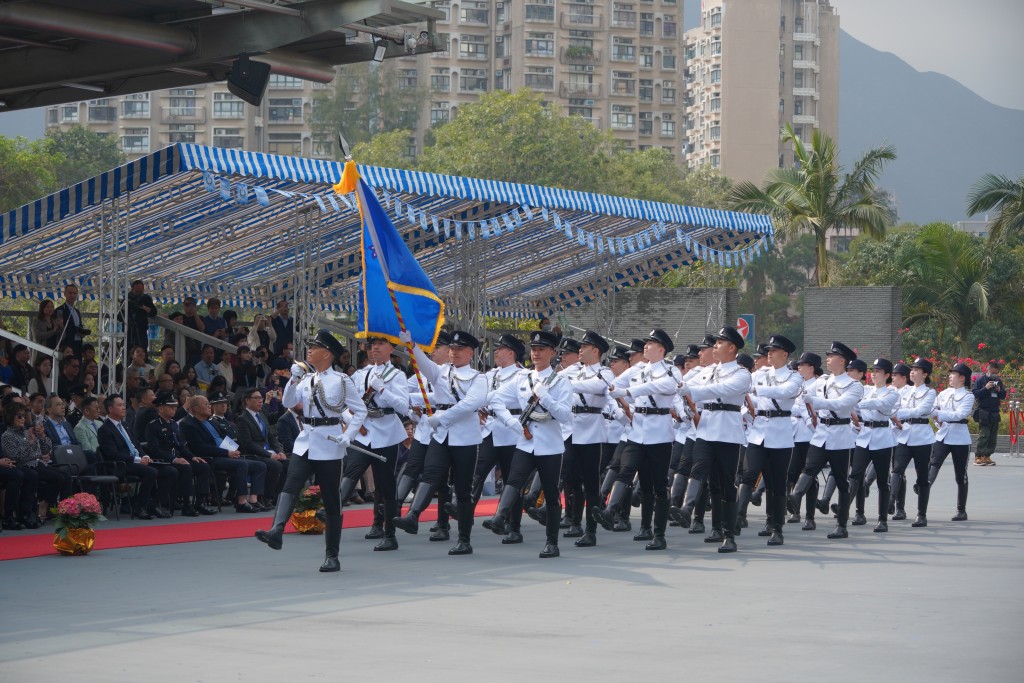 入境处仪仗队表演中式步操。