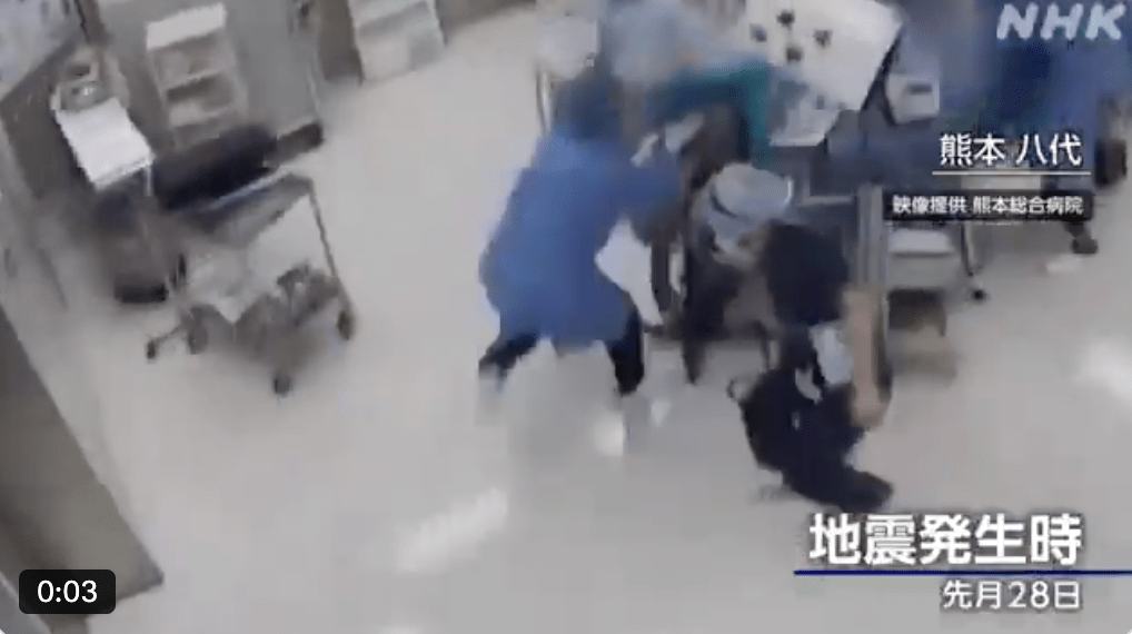 一名护士更不幸被上方晃动倒下的仪器击中头部倒地，但她随后仍咬牙忍痛坚守岗位。