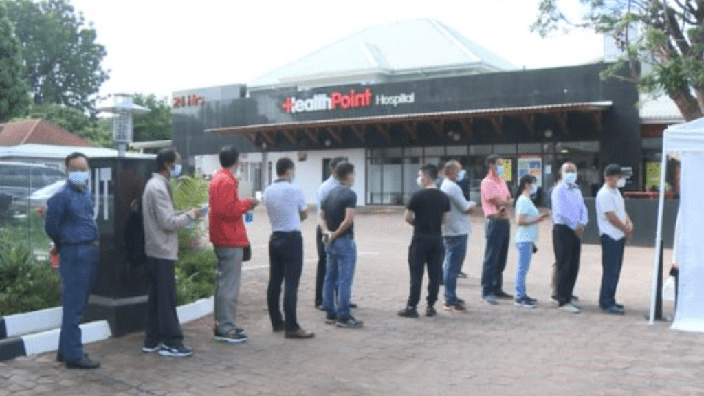 中國公民2021年在津巴布韋接種新冠疫苗。央視截圖