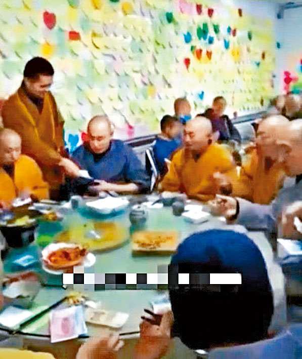 假「五台山」和尚、尼姑聚餐時分錢。  