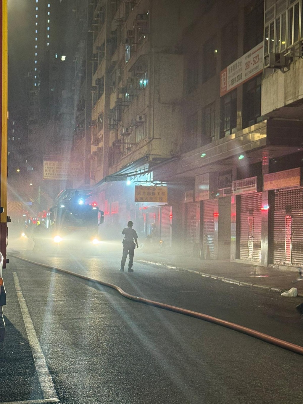新填地街一間五金舖凌晨時分起火,冒出大量濃煙。讀者提供 新填地街一間五金舖凌晨時分起火,冒出大量濃煙。讀者提供