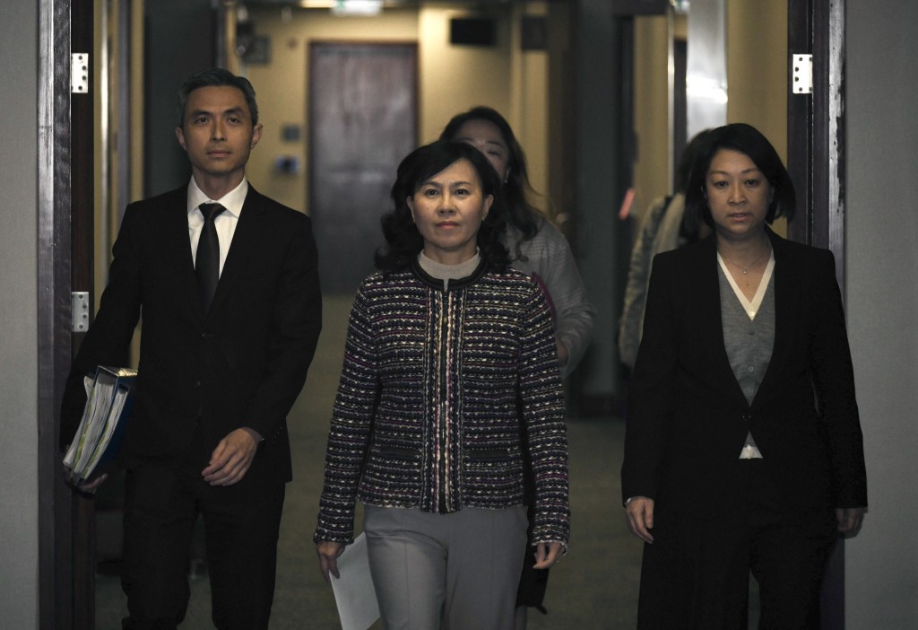 運輸及物流局局長陳美寶（中）在運輸署署長李頌恩（右）陪同下見記者。